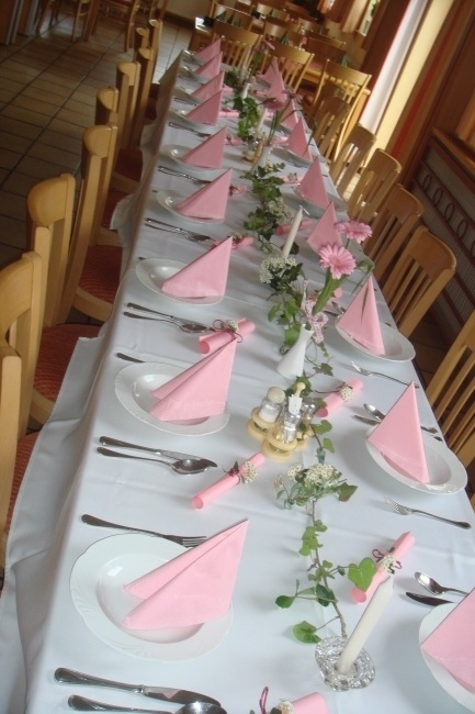 rosa gedeckter Tisch