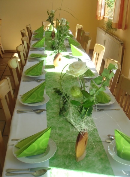 grün gedeckter Tisch