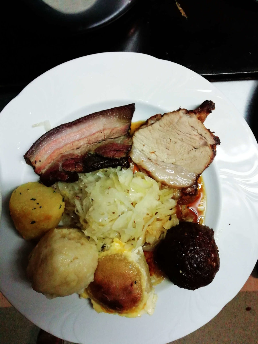 Schweinsbraten mit Sauerkraut, Erdäpfel und Knödel