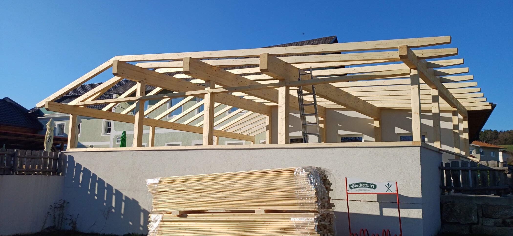 Bau der neuen Terrassenüberdachung von der Aufreiter Zimmerbau GmbH 