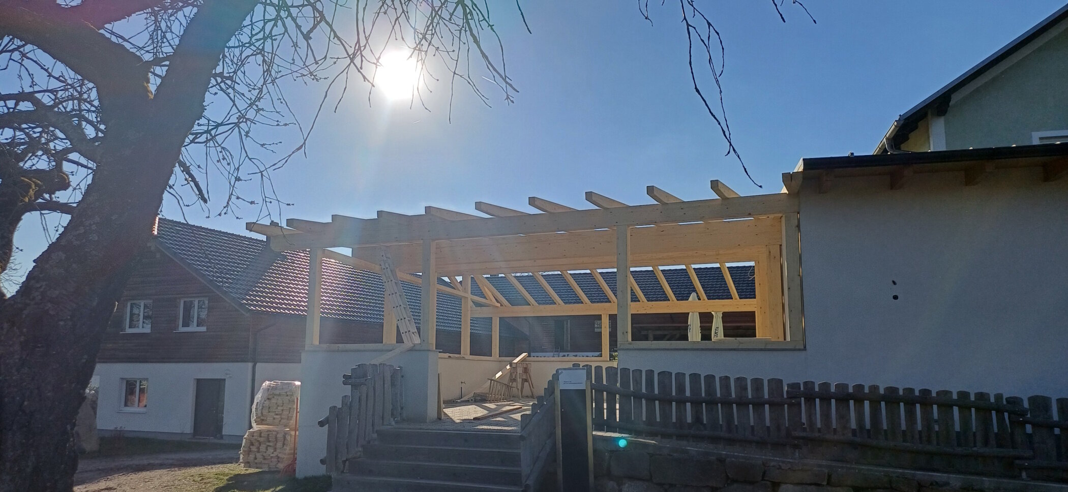 Bau der neuen Terrassenüberdachung von der Aufreiter Zimmerbau GmbH 